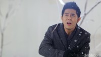 Selain itu ia juga bekerja sama dengan B.J. Habibie untuk pengerjaan single tersebut.