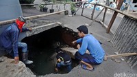 Lubang yang berdiameter sekitar 2-3 meter itu menganga tepat di samping pagar rumah salah satu warga.