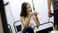 Asteriska lebih asyik menyendiri dengan headsetnya untuk menjaga moodnya sebelum tampil.