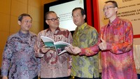 Direktur PT Puradelta Lestari (DMAS) Hermawan Wijaya, Presiden Direktur Hongky Jeffry Nantung, Wakil Presdir Masahiro Koizumi dan Direktur Tidak Terafiliasi Tondy Suwanto saat berbincang usai Rapat Umum Pemegang Saham Tahunan (RUPST) di Jakarta, Rabu (11/5/2016). (dok. Puradelta)
