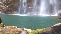 Jika tidak ingin berenang, sekadar menikmati keindahan air terjun dari tepi kolam juga asyik. Gemuruh air terjun serta udara sejuk di sini menambah syahdu suasana liburan (Kurnia/detikTravel)