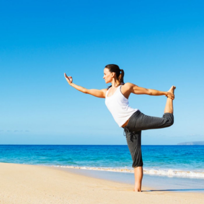 Aplikasikan Hidup Sehat dengan Beryoga di Tepi Pantai bersama AXA Mandiri dan AXA