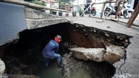 Ruas jalan tersebut ambles sekitar 2 pekan lalu.