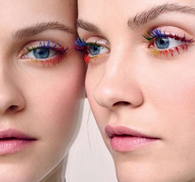 Tren ombre di 2018 tak berlaku hanya untuk rambut saja. Jika berani mengeksplor makeup dan tampil bold, maka kamu perlu mencoba bula mata dengan efek ombre. Di Amerika, kini sudah banyak salon ekstension bulu mata yang memasangkan bulu mata palsu warna-warni.  Foto: Instagram