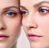 Tren ombre di 2018 tak berlaku hanya untuk rambut saja. Jika berani mengeksplor makeup dan tampil bold, maka kamu perlu mencoba bula mata dengan efek ombre. Di Amerika, kini sudah banyak salon ekstension bulu mata yang memasangkan bulu mata palsu warna-warni.  Foto: Instagram