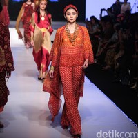 Ghea Fashion Studio by Ghea Panggabean Kain Negeri Indonesia Barat. Jakarta Fashion & Food Festival 2016 at Hotel harris. Kelapa Gading. Jakarta. [Foto: Mohammad Abduh/Wolipop]