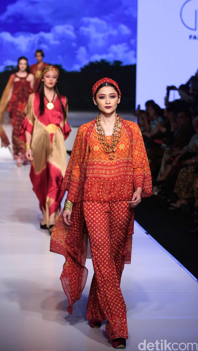 Ghea Fashion Studio by Ghea Panggabean Kain Negeri Indonesia Barat. Jakarta Fashion & Food Festival 2016 at Hotel harris. Kelapa Gading. Jakarta. [Foto: Mohammad Abduh/Wolipop]