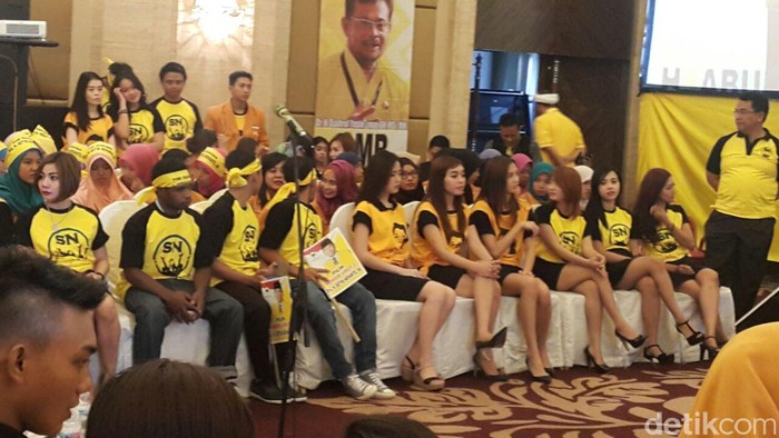 Kampanye di Surabaya, Novanto Bawa Pendukung Cantik