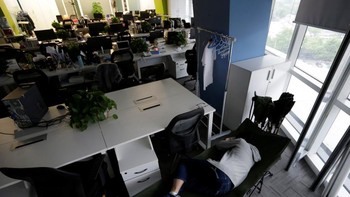 Kou Meng, Product Manager of RenRen Credit Management Co tampak tertidur pulas di kantornya dengan menggunakan tempat tidur lipat. Foto: Reuters/Jason Lee