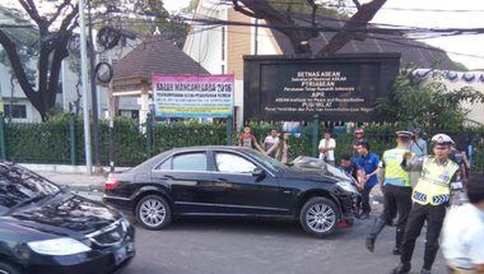 Mercy Ringsek Usai Cium Kendaraan di Depannya di Senayan