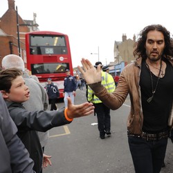 Russell Brand Tegaskan Tak Bersalah di Kasus Pemerkosaan