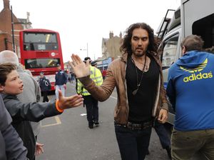 Russell Brand Tegaskan Tak Bersalah di Kasus Pemerkosaan
