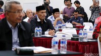 Abraham Lunggana (Lulung) mendengarkan sambutan Sekjen PDIP Hasto Kristiyanto.