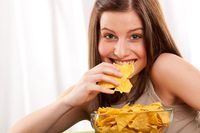Kenapa Jelang Haid Wanita Ngidam Berat Makan Junk Food?