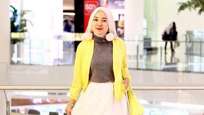 Foto Cara Selebgram Hijab Terapkan Tren Anting Pom pom Foto Cara Selebgram Hijab Terapkan Tren Anting Pom pom