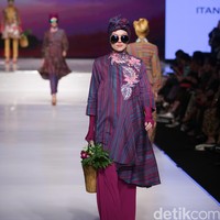 Itang Yunasz Kain Negeri Indonesia Barat. Jakarta Fashion & Food Festival 2016 at Hotel harris. Kelapa Gading. Jakarta. [Foto: Mohammad Abduh/Wolipop]