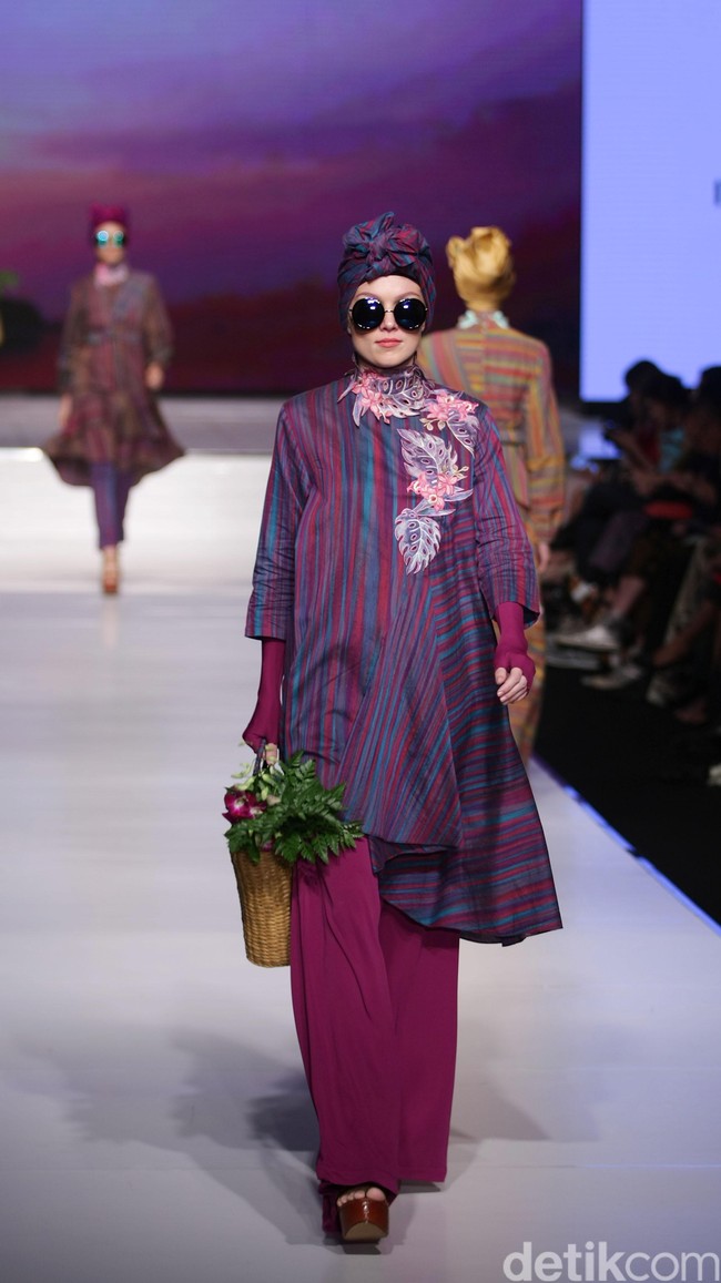 Itang Yunasz Kain Negeri Indonesia Barat. Jakarta Fashion & Food Festival 2016 at Hotel harris. Kelapa Gading. Jakarta. [Foto: Mohammad Abduh/Wolipop]