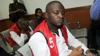 Dua warga negara Nigeria, Chukwud Donatus Okopie (depan) dan Hyginus Ogiliwa menjalani sidang dengan agenda pembacaan putusan di Pengadilan Negeri Jakarta Barat.