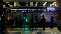 Ini bus yang digunakan selama Taifun Tour 2016.