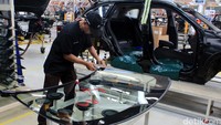 Usai instalasi sistem elektrikal, mobil masuk ke proses pemasangan kaca. Di proses ini, antena fin juga dipasang. Pekerja terlihat dengan teliti memasang seal kaca dan memasangnya dengan hati-hati. Setelah selesai, proses triming terakhir adalah pengecekan. Proses ini dilakukan untuk mengetahui apakah ada kesalahan pemasangan.