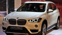 BMW X1 generasi terbaru memiliki panjang 4.439 milimeter, lebar 1.821 milimiter, dan tinggi 1.598 milimeter.