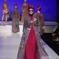 Itang Yunasz Kain Negeri Indonesia Barat. Jakarta Fashion & Food Festival 2016 at Hotel harris. Kelapa Gading. Jakarta. [Foto: Mohammad Abduh/Wolipop]