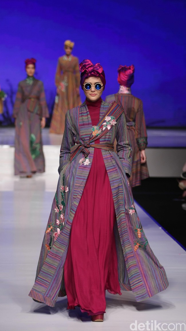 Itang Yunasz Kain Negeri Indonesia Barat. Jakarta Fashion & Food Festival 2016 at Hotel harris. Kelapa Gading. Jakarta. [Foto: Mohammad Abduh/Wolipop]