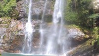 Air terjun itu tingginya sekitar 70 meter. Siapa saja bisa berkunjung kemari tanpa tiket masuk, tapi kalau ingin memberi donasi bisa diletakkan dalam kotak di gardu depan air terjun. Donasi akan dipakai warga lokal untuk mengelola wisata Cunca Rami (Kurnia/detikTravel)