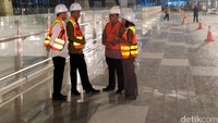 Presiden langsung masuk ke kompleks terminal yang berukuran luas itu. Jokowi lalu berkeliling ke terminal yang digadang akan bisa menampung ribuan penumpang itu. Dirut AP II lalu memberikan beberapa penjelasan kepada Jokowi.