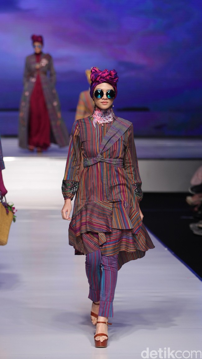 Itang Yunasz Kain Negeri Indonesia Barat. Jakarta Fashion & Food Festival 2016 at Hotel harris. Kelapa Gading. Jakarta. [Foto: Mohammad Abduh/Wolipop]