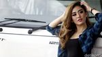 Model Pose Seksi di Isuzu ELF NMR 71