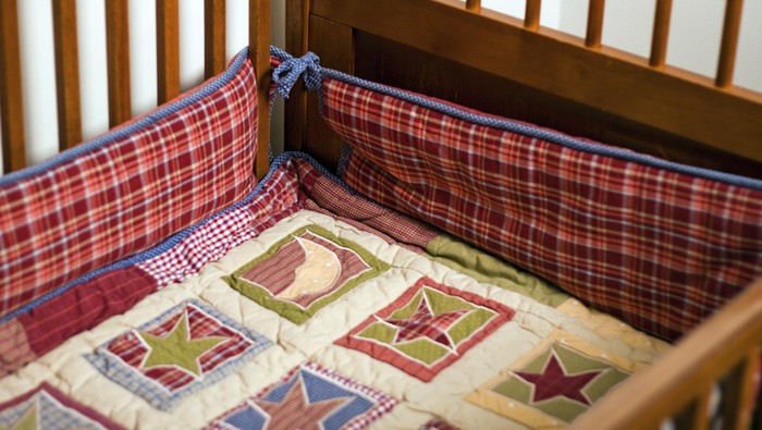 Demi Keamanan, Perlukah Menggunakan Crib Bumper di Boks si Kecil?