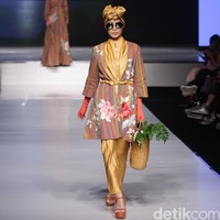 Itang Yunasz Kain Negeri Indonesia Barat. Jakarta Fashion & Food Festival 2016 at Hotel harris. Kelapa Gading. Jakarta. [Foto: Mohammad Abduh/Wolipop]