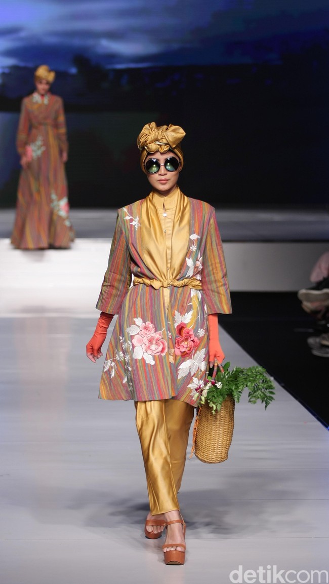 Itang Yunasz Kain Negeri Indonesia Barat. Jakarta Fashion & Food Festival 2016 at Hotel harris. Kelapa Gading. Jakarta. [Foto: Mohammad Abduh/Wolipop]