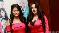 Ovi dan Pamela kompak kenakan busana pink. Pool/Gus Mun/detikFoto.