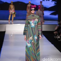 Itang Yunasz Kain Negeri Indonesia Barat. Jakarta Fashion & Food Festival 2016 at Hotel harris. Kelapa Gading. Jakarta. [Foto: Mohammad Abduh/Wolipop]