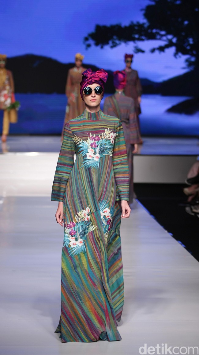 Itang Yunasz Kain Negeri Indonesia Barat. Jakarta Fashion & Food Festival 2016 at Hotel harris. Kelapa Gading. Jakarta. [Foto: Mohammad Abduh/Wolipop]
