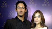 Samuel tampak necis kenakan setelan serba hitam dan Franda cantik dibalut dress putih.