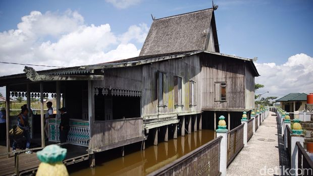 Salah satu rumah adat suku banjar yang masih tersisa di Kalimantan Selatan adalah Rumah adat Bubungan Tinggi dan Gajah Baliku yang terletak di situs cagar budaya Rumah Adat Banjar Teluk Selong Ulu di Jalan Martapura Lama nomor 28 RT 4, Desa Teluk Selong Ulu, Kecamatan Martapura Barat, Kota Martapura, Kabupaten Banjar, Kalimantan Selatan, Kamis (12/5/2016). Ini merupakan salah satu rumah adat berusia 205 tahun dan 150 tahun dari 11 tipe rumah adat yang sudah hampir punah. (Foto: Rachman Haryanto/detikcom)