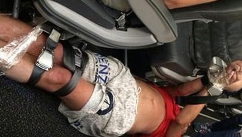 Foto: Traveler yang mabuk di pesawat Siberian Airlines dan diikat agar tak berulah (Youtube) Foto: Traveler yang mabuk di pesawat Siberian Airlines dan diikat agar tak berulah (Youtube)