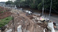 Akibatnya, trotoar dibongkar dan dipindah.