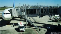 Bandara Internasional Haneda Tokyo menggunakan garbarata buatan PT Bukaka Teknik Utama Tbk dari Indonesia.