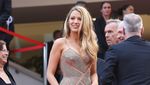 Hamil Muda, Blake Lively Memesona di Festival Film Cannes 2016