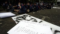 Para mahasiswa juga membawa sejumlah poster.