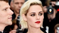 Ia menyentuh penampilannya dengan lipstik merah menyala di bibirnya. Pascal Le Segretain/Getty Images/detikFoto.