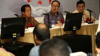 (Kiri-kanan) Direktur PT Garuda Metalindo Tbk-Janto Inggonoto Pangestu, Direktur Ervin Wijaya dan Direktur Independen Iwan Harianto saat Rapat Umum Pemegang Saham Tahunan (RUPST) di Jakarta, Kamis (12/05/2016).