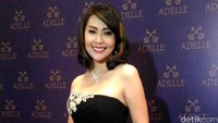 Mantan istri Sandy Tumiwa itu kenakan gaun hitam dengan sentuhan renda putih.