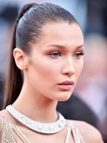 Bella Hadid Ungkap 'Rahasia' di Balik Gaya Rambut Kuncir Kuda Andalannya