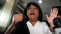 Miarni memasuki gedung KPK, Kamis (12/5/2016).