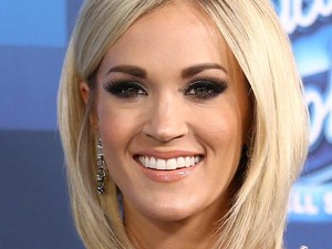 6 Selebriti yang Lakukan Makeup Sendiri Saat Datang ke Acara Formal